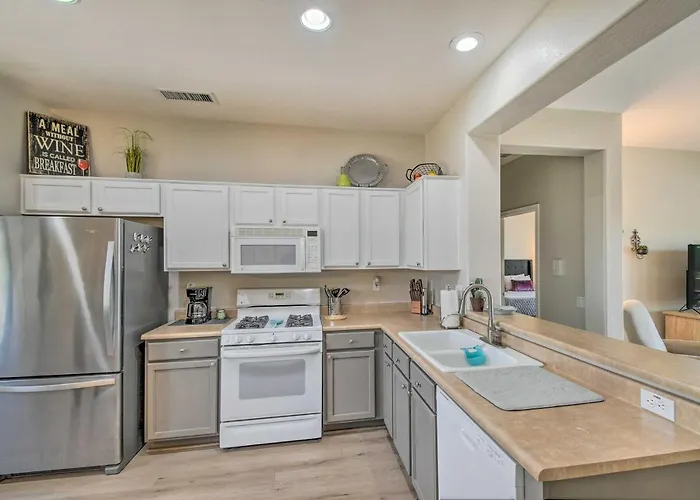 Holiday home Pool & Golf On-site! 45+ Retreat W/ Patio
