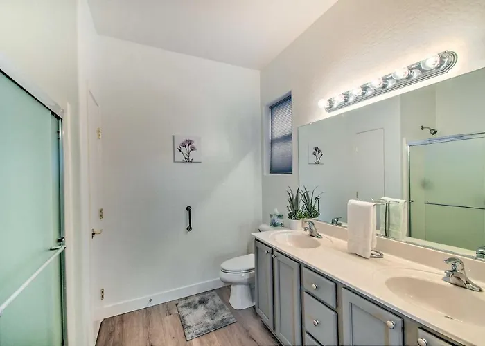 Pool & Golf On-site! 45+ Retreat W/ Patio Holiday home Surprise